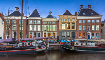 Historische gevels aan de gracht in Groningen