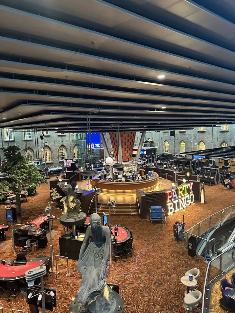 Ruime speelzaal van Holland Casino Breda met bar en tafels