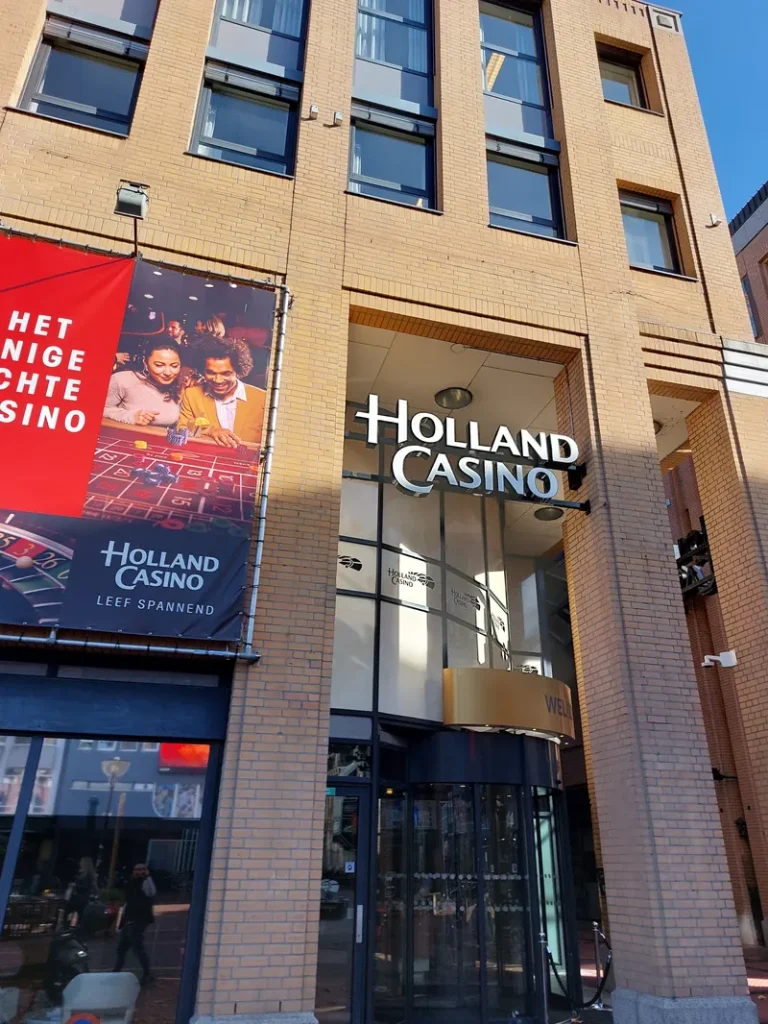 Ingang van Holland Casino Eindhoven met logo boven de deur