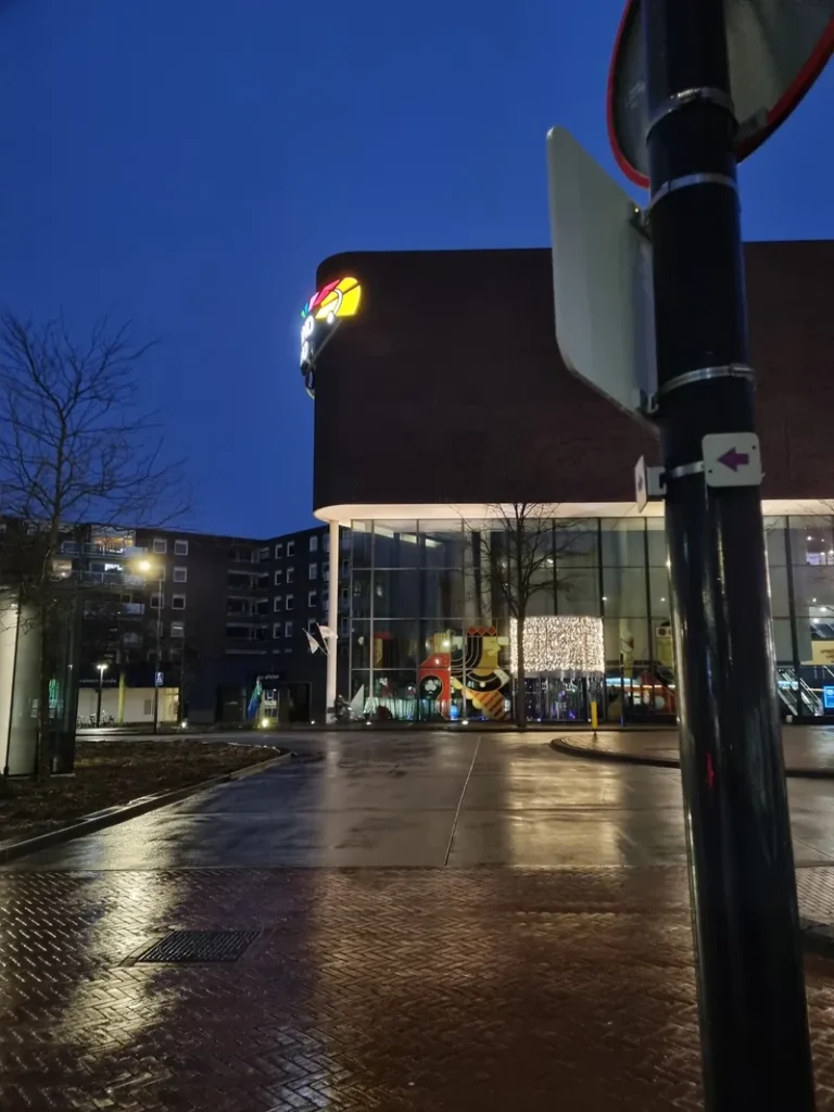 Ingang van Holland Casino Enschede in de avond