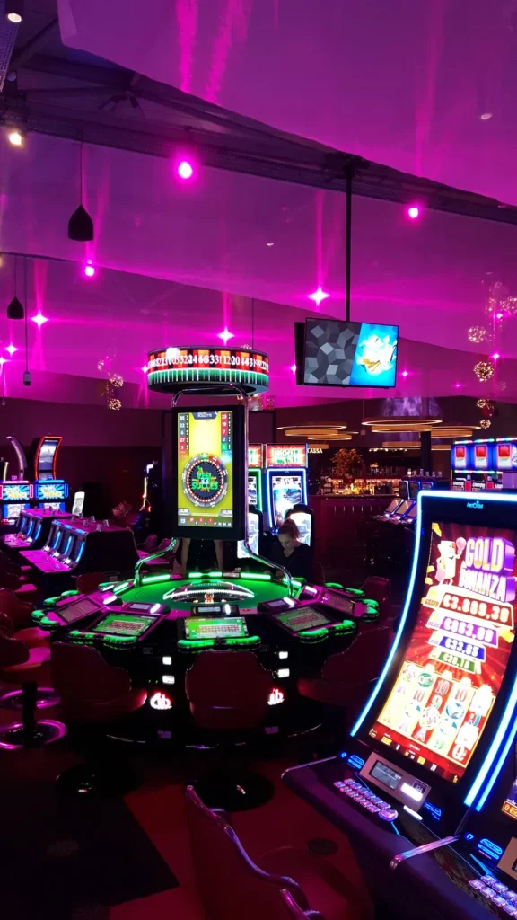 Speelzaal met roulette en automaten in Holland Casino Groningen