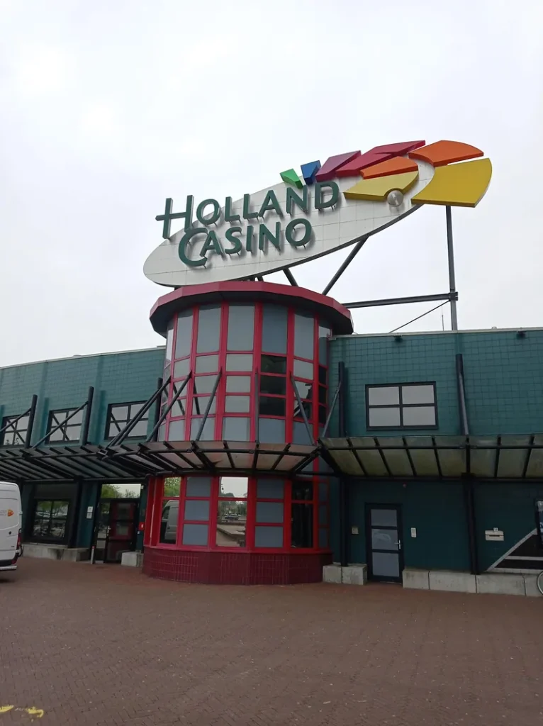 Ingang van Holland Casino Leeuwarden met groot logo