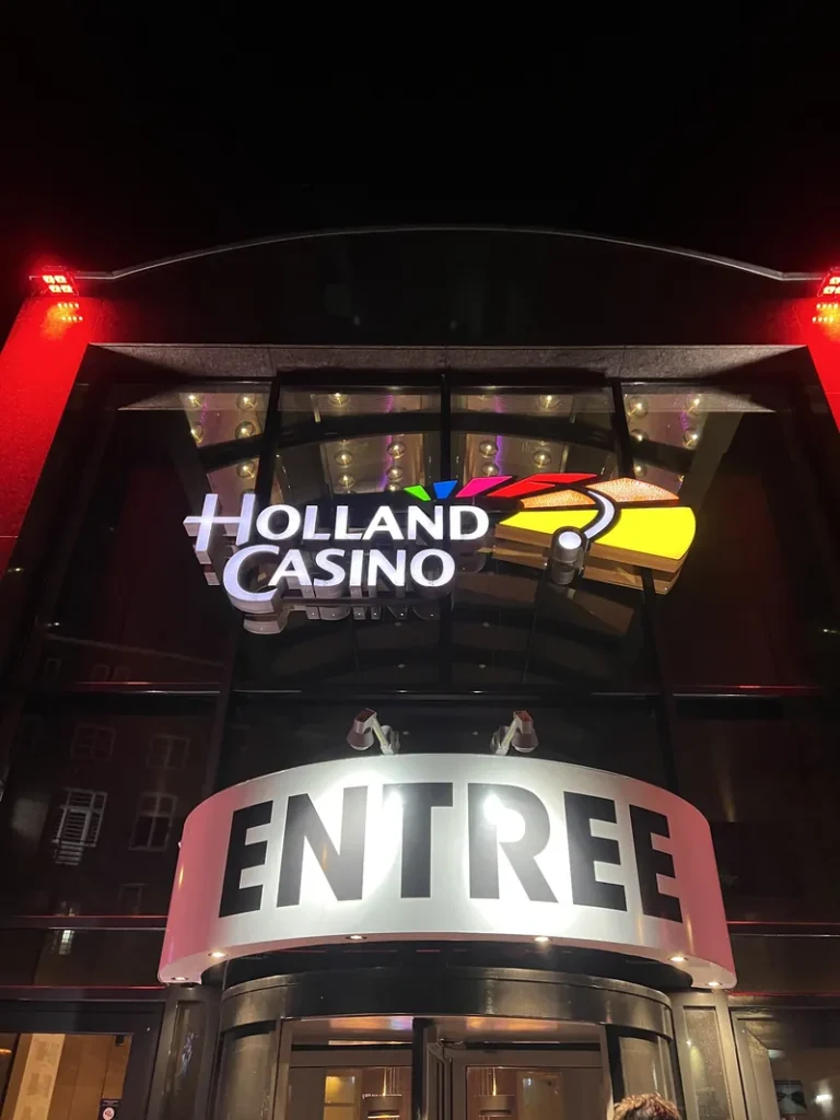 Verlichte entree van Holland Casino Nijmegen