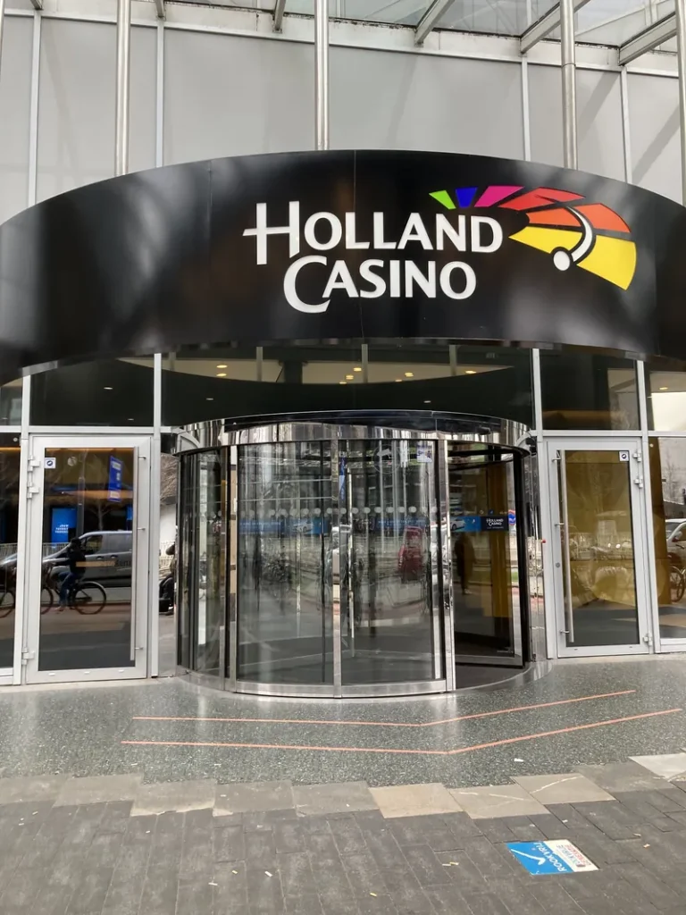 Ingang met draaideur van Holland Casino Rotterdam