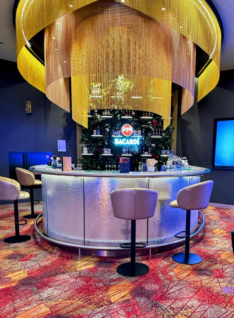 Bar met gouden verlichting in Holland Casino Utrecht
