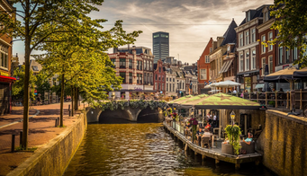 Gracht met terrasboten in Leeuwarden