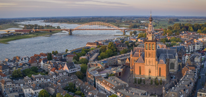 Uitzicht op Nijmegen met de Waalbrug